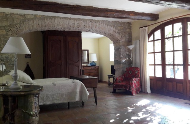 Between the mountains and the seaside, absolute calm near Uzès and Nîmes