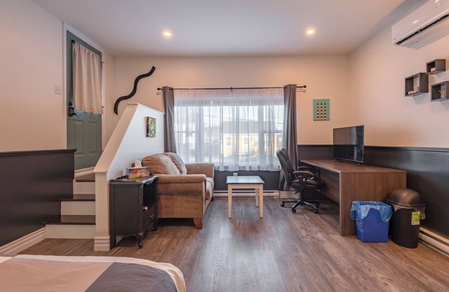 Between two bridges: a private studio suite