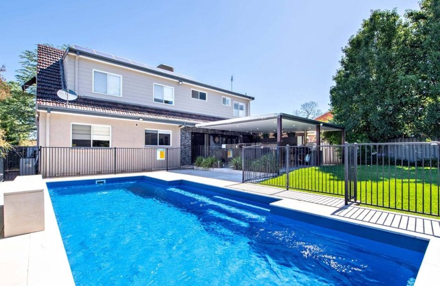 Beveridge House - Poolside Entertainer, Firepit