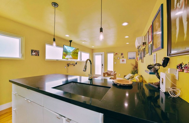 Beyonce-themed house 5 minutes from downtown Houston.
