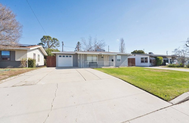 BFL Airport Casita, 2 bed 1 bath Great backyard! Wifi & A/C!