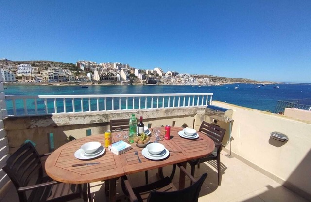 BH Penthouse direct on Seafront 2 Bedroom in St Paul`s Bay . Easy parking/Buses.