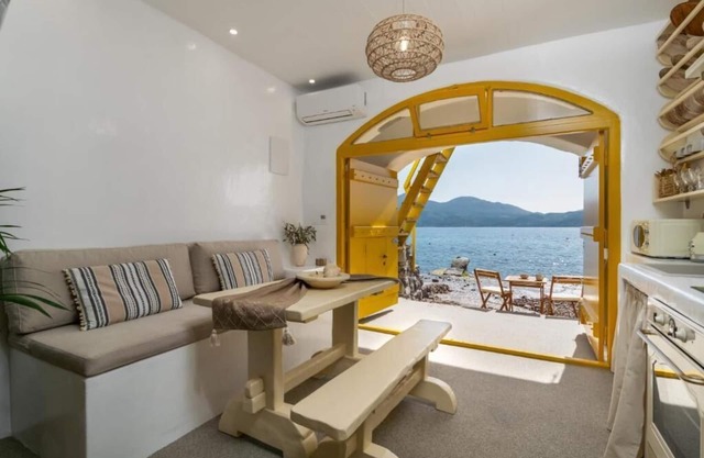 BH039 - C - House Milos