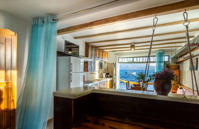 BH915 - C - House Milos