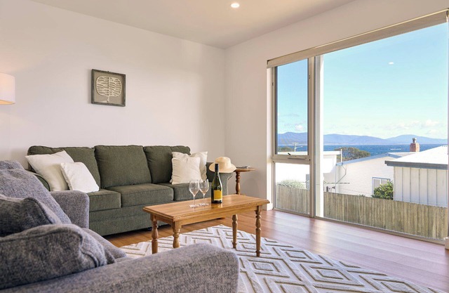 Bicheno Ocean Views Apt 1 - Freycinet Holiday Houses