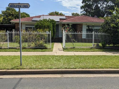 BIDWILL GARDENS ON MIDDLETON - 2 Rooms A Private Room with a King-Size Bed or Open Lounge Room Floor Mattress SHARED Bathroom FREE Kitchen Essentials FREE Laundry Facilities Fast NBN WIFI HDTV NETFLIX, YOUTUBE, KAYO Meal and Transport Service Available