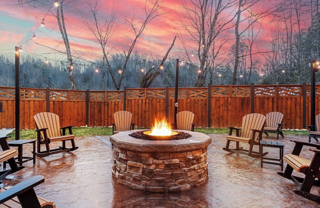 BIG BEAR COVE - 26 BEDROOMS, SLEEPS 100 PEOPLE, LOADED WITH LUXURY!