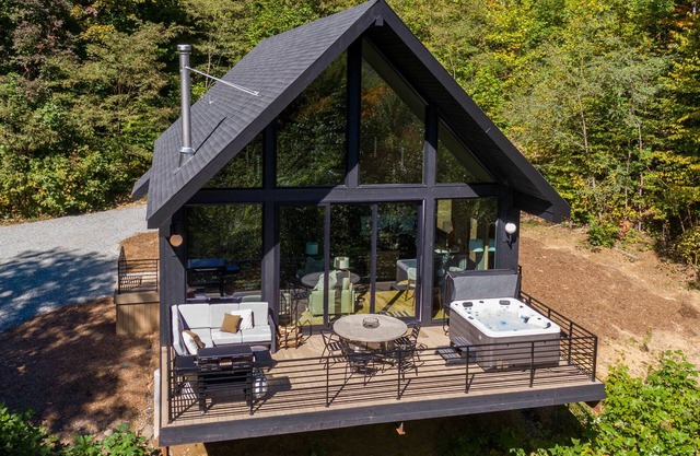 Big Bear Escape - Brand new luxury home with a hot tub. Pet friendly!