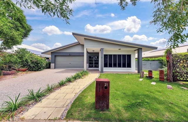 Big & Breezy House | Mins to Beach, Hospital & Uni by Tropical BNB