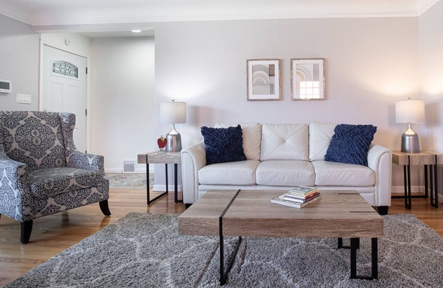 Big Central Stylish 3 BR/3 bath Townhouse. Game room . Home office.