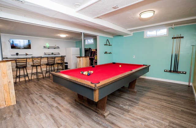 BIG, Cozy, Fun house -blocks from ISU and Uptown