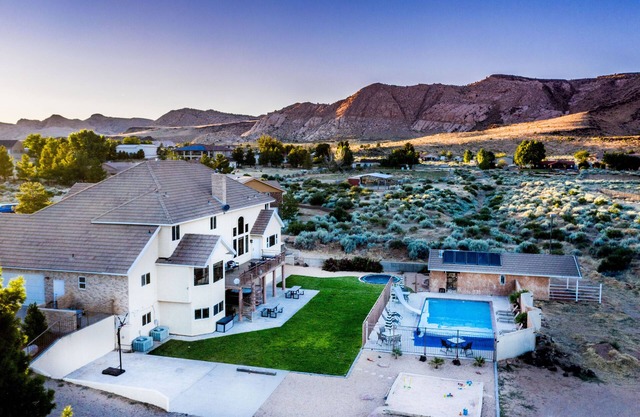 Big Families, Private Pool + Pickle ball, Hot Tub, Exercise + Secret Room, Games