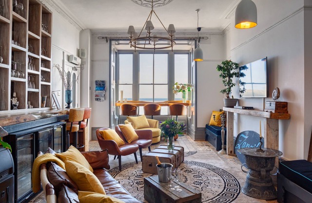 Big House for Big Occasions! Ideal for luxury large get-togethers. Sleeps 16/18.