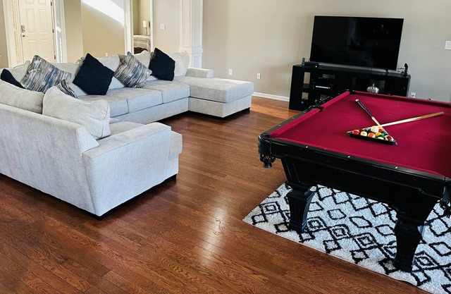 Big HOUSE for Bigger Families! Private Pool!