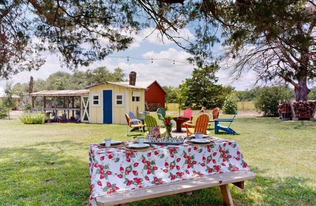Big Oak Farmhouse - Countryside Retreat