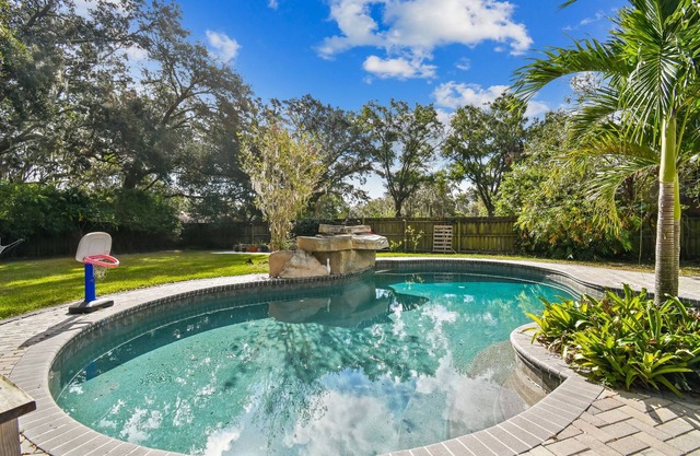 Big Pool, Yard & Pet friendly