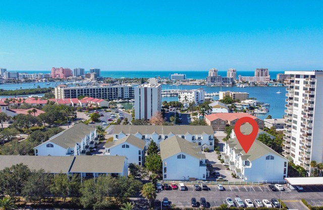 Big TH w Pool, Hot Tub & Short Walk to the Beach! 30+ Day Rental