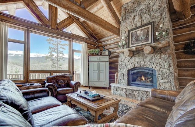 Big Timber Lodge - Views Galore, Private Hot Tub!