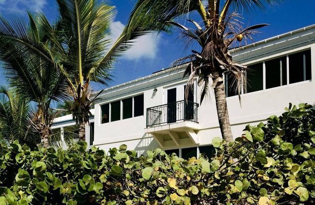 BIG WATERFRONT BEACH HOUSE WALK TO CRUZ BAY RESTAURANTS AND SHOPPING