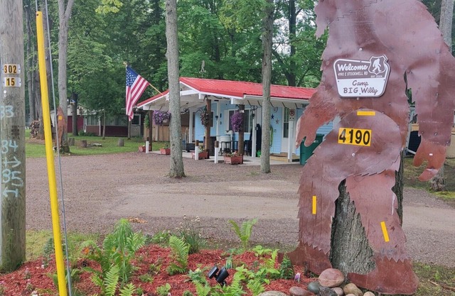 Bigfoot themed cottage. Dog friendly!