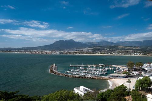 'Bikini Views' Private One Bedroom Suite for 2 with Sunny Veranda