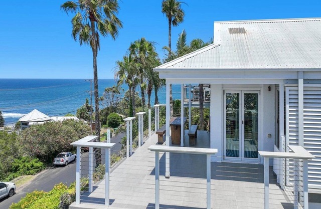 Billie's Beach House - Plus a View!