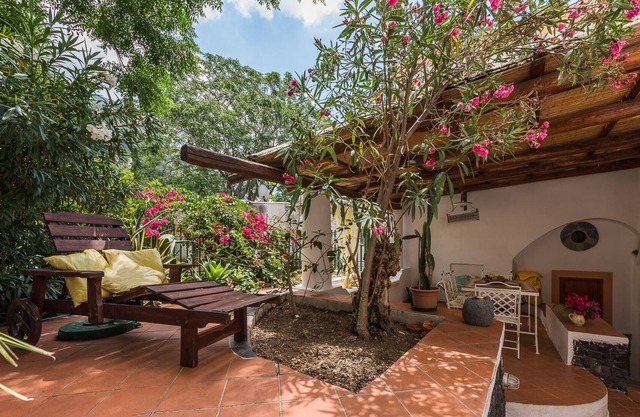 Bilocale Verde Rosa in Salina Aeolian Islands to 900 meters from the sea