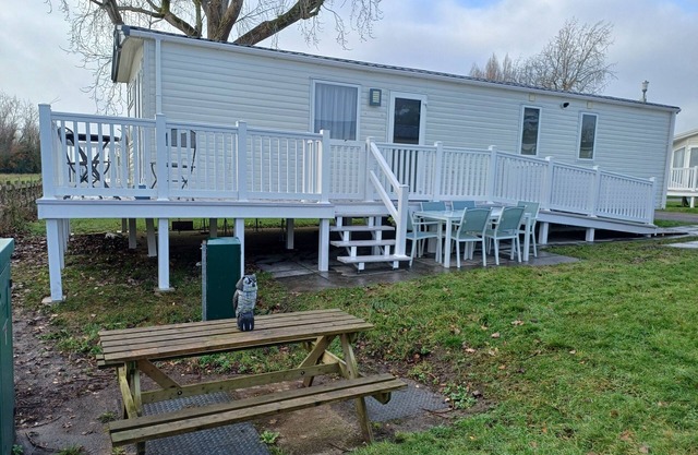 Bird of Paradise - Lovely modern dog friendly caravan at Rockley Park, Poole