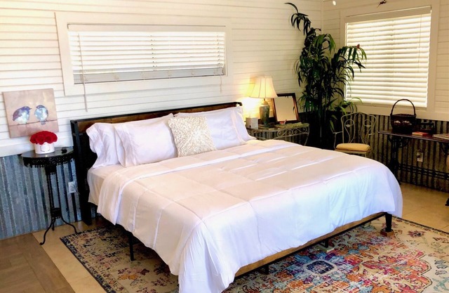BIRDHOUSE COTTAGE - King Bed: Cozy cottage with Lake Views & Access