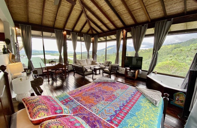Birdsong Villa. Romantic Suite w/Jacuzzi & Volcano View.