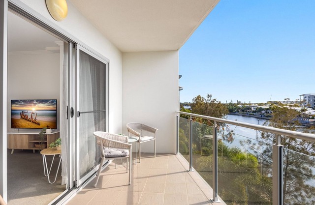 Birtinya 1-Bed with Canal Views and Pool