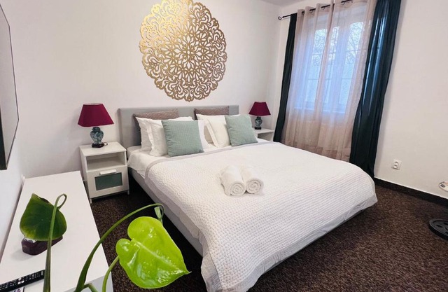 BL - The Townhouse, 24hr Self Check-in, Free Private Parking, Garden, Adjacent to beautiful City Park, City Centre 5 min walk