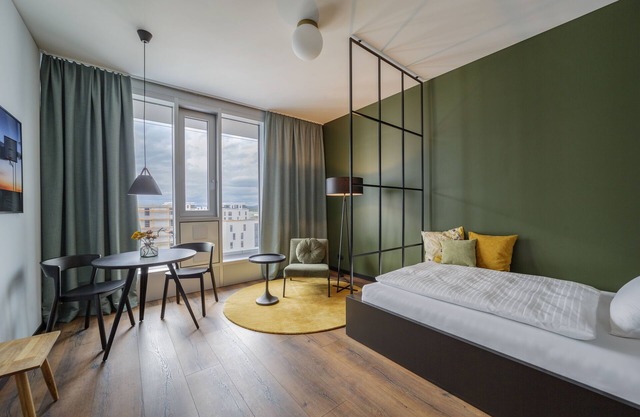 Black F House - Serviced Apartments