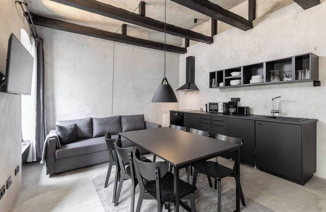 Black White 44sqm 2room maisonette apt near center