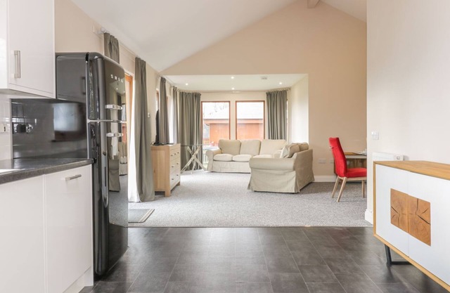 BLACKADDER LODGE, pet friendly, with a garden in Chirnside