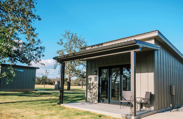 Blackstone/Casita #2 - Private Porch, Luxury, Country Feels, Walk to Wineries