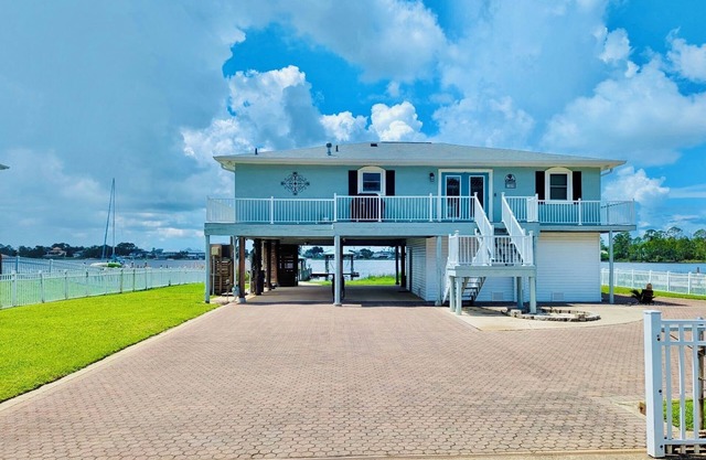Blackwater Bay Bungalow - Pet friendly waterfront home!