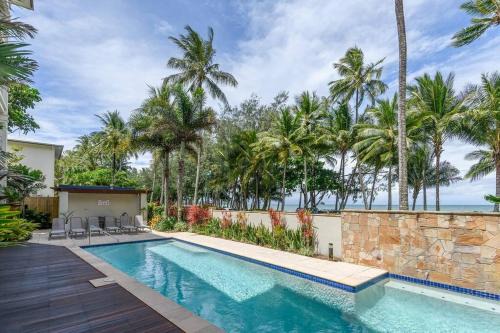 Blanco Beachfront Beauty - Chic Palm Cove Hideaway