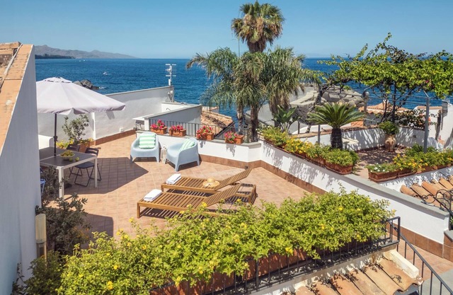 Blue 54 - Seaside house with terraces overlooking the sea, Etna and Taormina