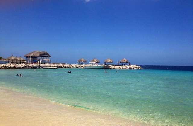 Blue Bay Beach Villa Sol - Fully Air Conditioned