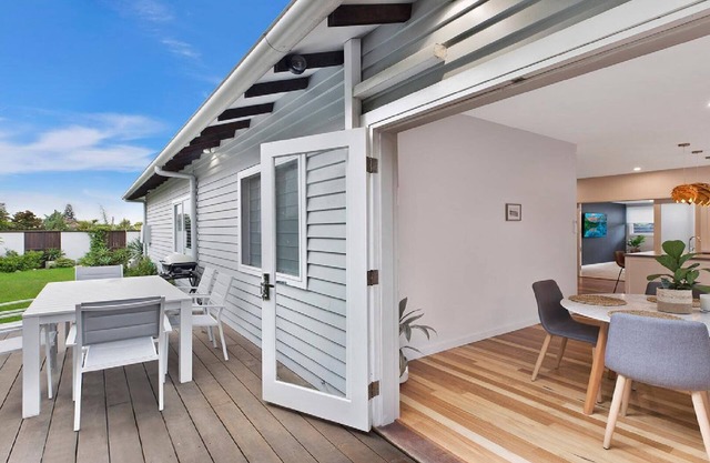 BLUE BAY COTTAGE - FAMILY FRIENDLY, WALK TO BEACH