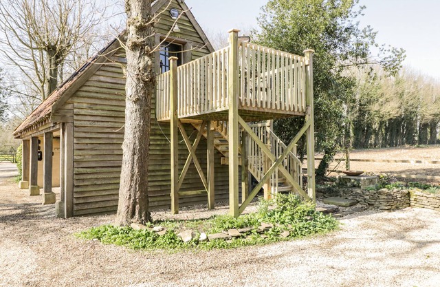 BLUE BELL, romantic, character holiday cottage in Corsham