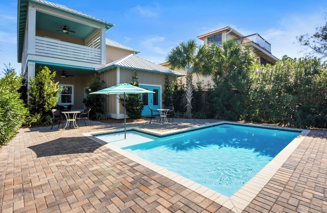 Blue Coconut: Private Pool, 6-Seater Golf Cart, Steps to Beach