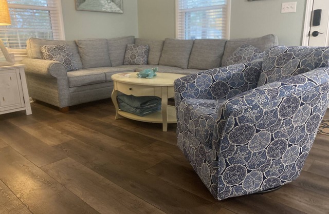 Blue Cottage: Renovated Beachside Retreat, Pet-Friendly w/Fenced Private Yard