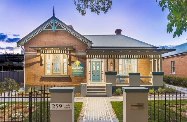 Blue Door Apartment 2 | CBD, Ideal for Work