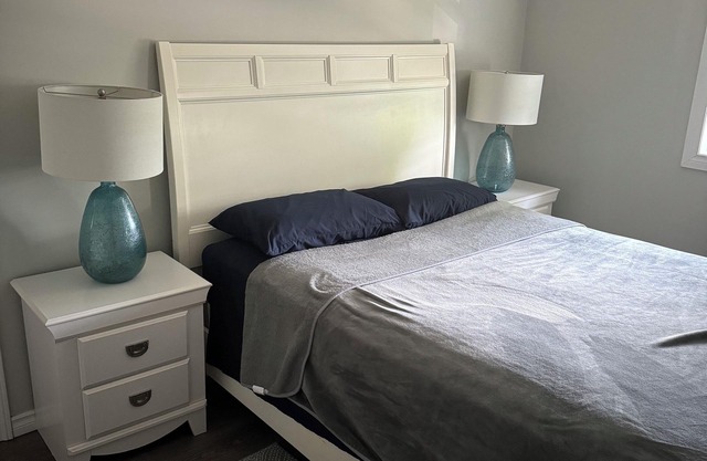 Blue Door upper apartment with King Bed