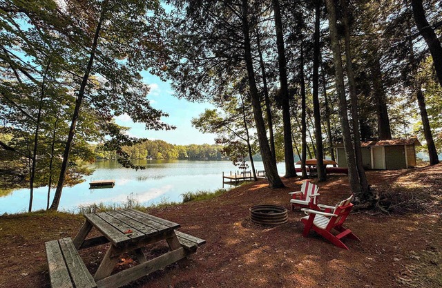 Blue Lake Cottage - Pet Friendly Rental