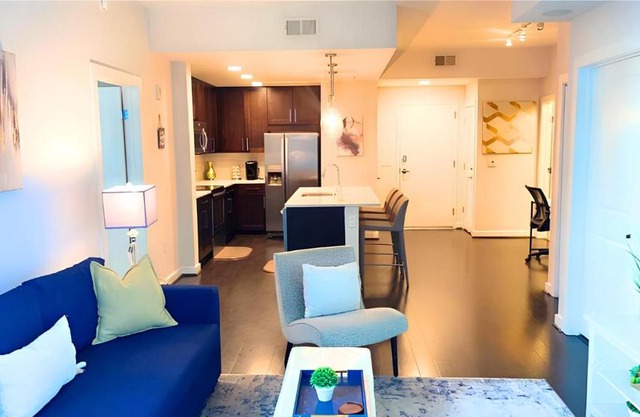Blue Luxe-Highrise, Balcony, Year-round Pool, City View!