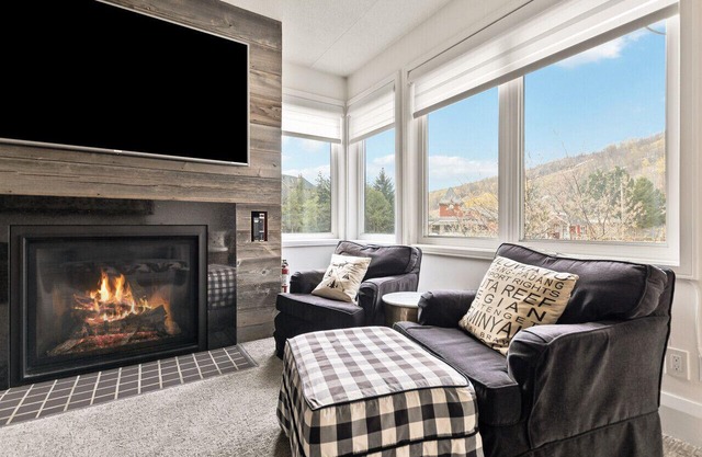 Blue Mountain Ski In/Out, 2 Bedroom, Sleeps 8 - Cachet Crossing
