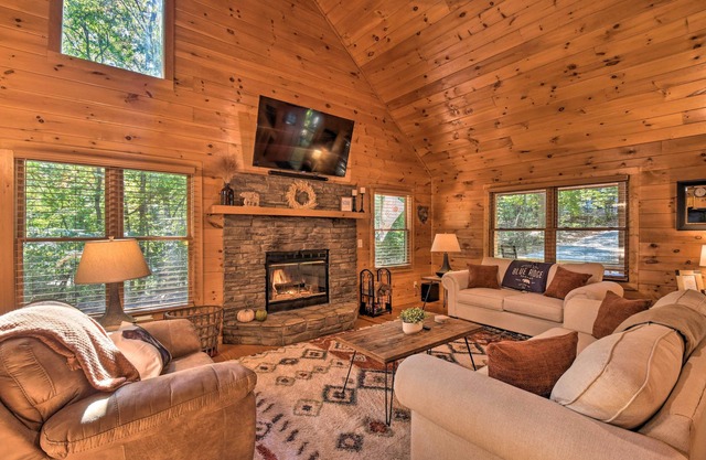 Blue Ridge Cabin: Hot Tub, Fire Pit & Grill!